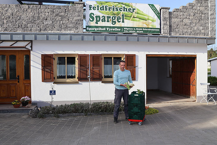 Wolfgang Tyroller vom Spargelhof Tyroller in Högenau (©Foto: Martin Schmitz)